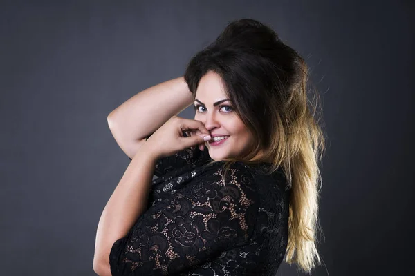 Junge schöne Plus-Size-Modell in schwarzer Spitze dres, XL-Frauenporträt auf grauem Studiohintergrund — Stockfoto