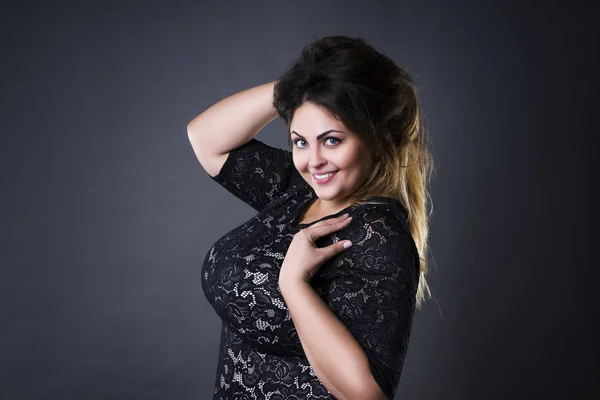 Ung vacker plus size modell i svart spets dres, xxl kvinna porträtt på grå studio bakgrund — Stockfoto