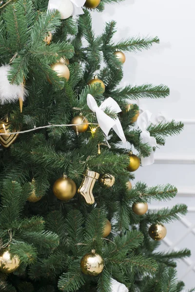 Glänzende Weihnachtskugeln hängen an Tannenzweigen — Stockfoto