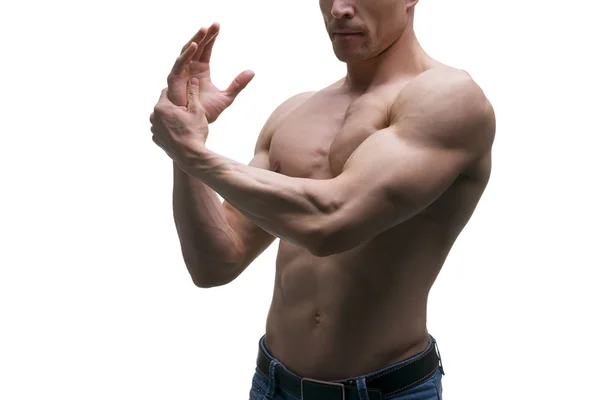 Мускулистый мужчина средних лет позирует на белом фоне, изолированная студия снимает — стоковое фото