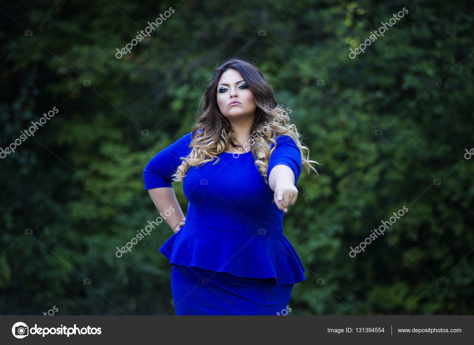 Junge Schone Plus Size Modell In Blauem Kleid Im Freien Xl Frau Auf Die Natur Stockfotografie Lizenzfreie Fotos C Starast 131394554 Depositphotos
