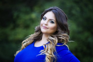 Açık havada, elbise xxl kadın doğa, profesyonel makyaj ve saç modeli, yakın çekim portre genç mutlu gülümseyerek artı boyutu model mavi