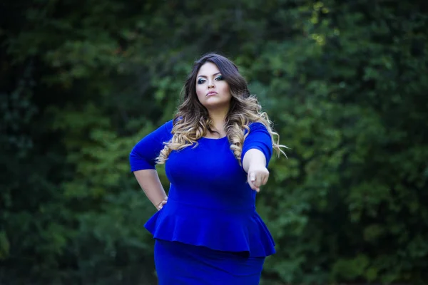 Молодая красивая модель plus size в синем платье на улице, ххл женщина на природе — стоковое фото