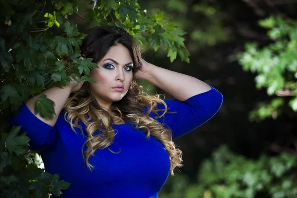 Jovem modelo bonito plus size em vestido azul ao ar livre, mulher xxl na natureza — Fotografia de Stock