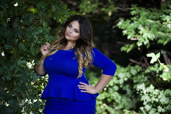 Jovem modelo bonito plus size em vestido azul ao ar livre, mulher xxl na natureza — Fotografia de Stock