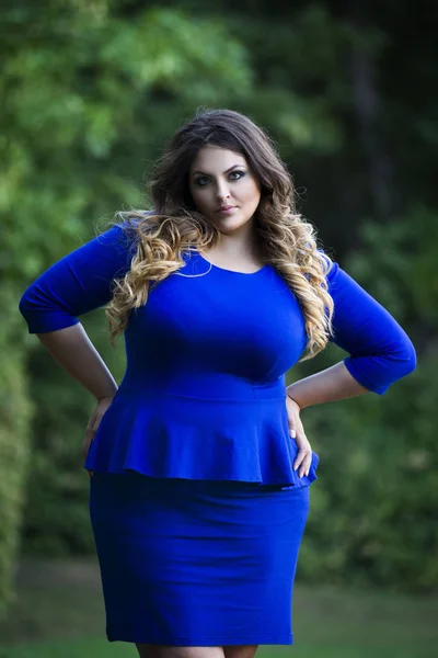 Jovem modelo bonito plus size em vestido azul ao ar livre com braços akimbo, mulher xxl na natureza — Fotografia de Stock