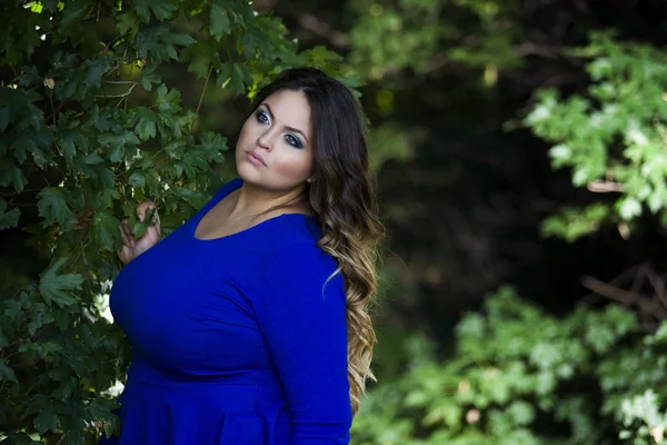 Ung vacker plus size modell i blå klänning utomhus, xxl kvinna på naturen — Stockfoto