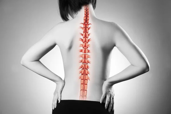 Dor na coluna, mulher com dor nas costas e dor no pescoço, foto em preto e branco com espinha dorsal vermelha — Fotografia de Stock
