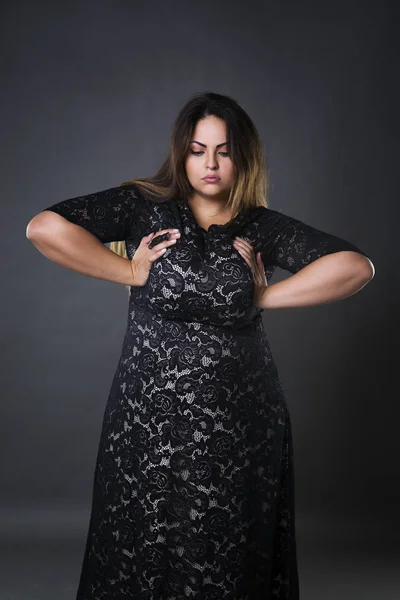 Tineri frumos plus model dimensiune în dres negru, xxl femeie pe fundal studio gri — Fotografie, imagine de stoc