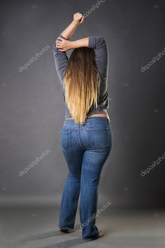 Plus modelo de tamano en vaqueros azules xxl mujer en gris fondo de estudio Foto de stock starast 132129742