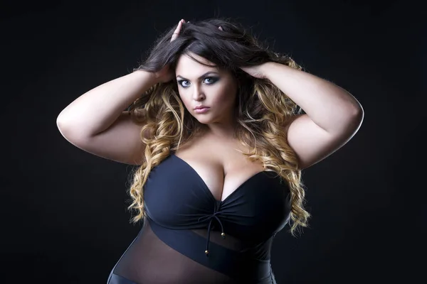 Ung vacker plus size modell i underkläder, xxl kvinna på svart bakgrund — Stockfoto