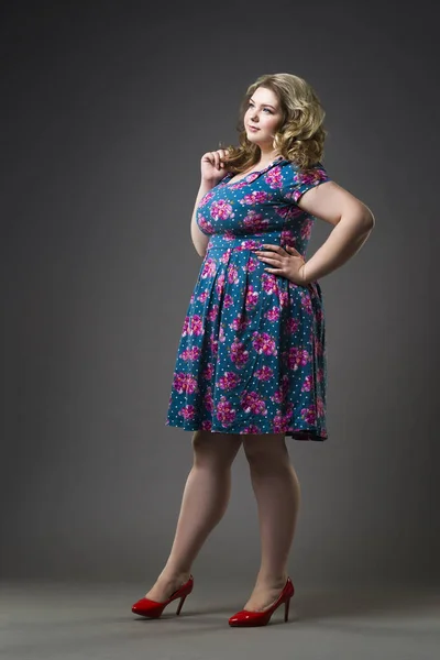 Ung vacker blondin plus storlek modell i klänning och skor, xxl kvinna på grå studio bakgrund — Stockfoto
