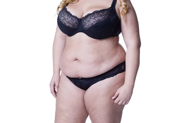 Modello Plus size in lingerie nera, corpo femminile sovrappeso, donna grassa con smagliature isolate su sfondo bianco — Foto Stock