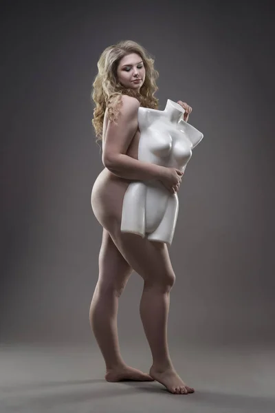 Giovane bella bionda nuda modello plus size con manichino, xxl donna nuda su sfondo grigio studio — Foto Stock