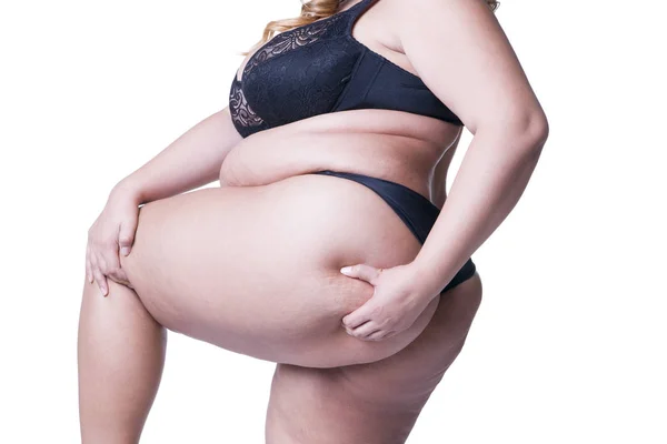 Modelo de talla grande en lencería negra, cuerpo femenino con sobrepeso, mujer gorda con muslos gruesos aislados sobre fondo blanco — Foto de Stock