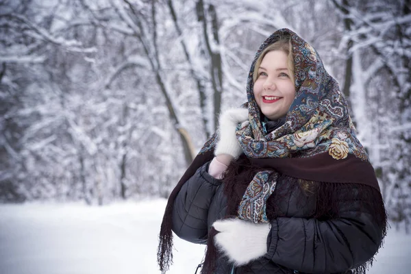 Vacker ung kvinna poserar i winter park, plus storlek modell på snöiga bakgrund — Stockfoto