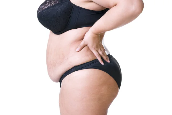 Modèle taille plus en lingerie noire, corps féminin en surpoids, grosse femme avec ventre flasque isolé sur fond blanc — Photo