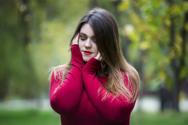 Depressão de outono, jovem bonito caucasiano plus size modelo em pulôver vermelho ao ar livre, mulher xxl na natureza, atmosfera de queda — Fotografia de Stock