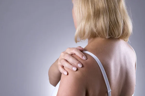 Pain in shoulder, care of female hands, ache in woman's body — Stock Photo, Image