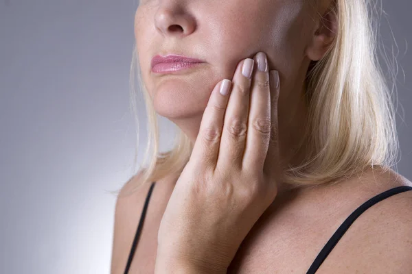 Mulher idosa com dor de dente, dor de dentes close-up — Fotografia de Stock