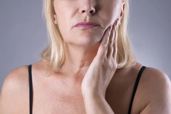 Donna anziana con mal di denti, dolore ai denti primo piano — Foto Stock