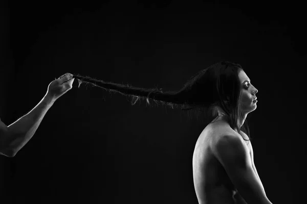 Art fotó a fiatal felnőtt nőt, a fekete-fehér, izmos, meztelen teste, a családon belüli erőszak fogalma — Stock Fotó