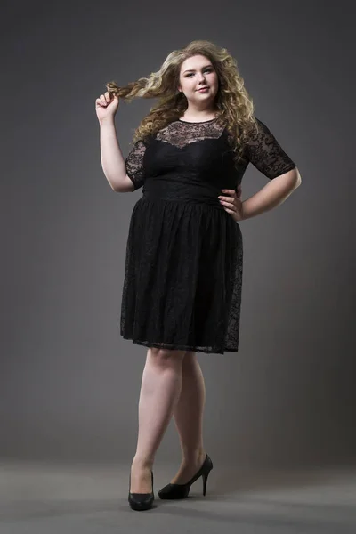 Genç güzel plus siyah dres modelinde boyutu, arka plan gri studio xxl kadın — Stok fotoğraf