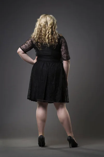 Genç güzel plus siyah dres modelinde boyutu, arka plan gri studio xxl kadın — Stok fotoğraf