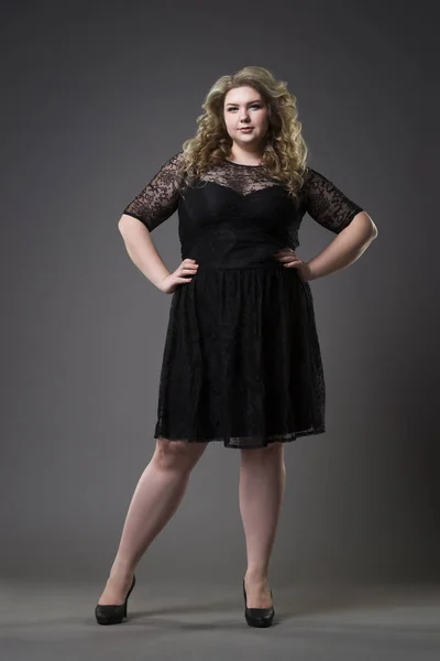 Ung vacker plus size modell i svart dres, xxl kvinna på grå studio bakgrund — Stockfoto