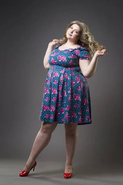 Junge schöne glückliche Blondine plus Size-Modell in Kleid und Schuhen, XL-Frau auf grauem Studiohintergrund — Stockfoto