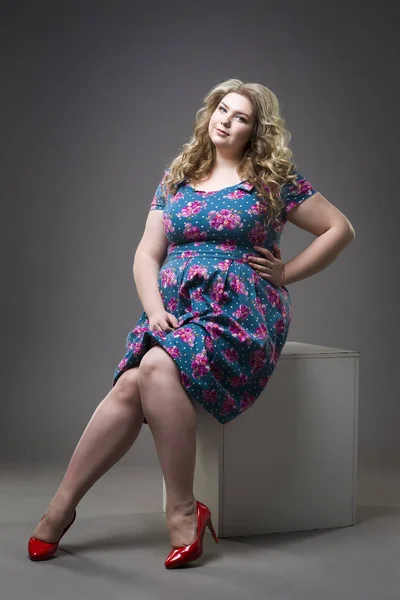 Junge schöne glückliche Blondine plus Size-Modell in Kleid und Schuhen, XL-Frau auf grauem Studiohintergrund — Stockfoto