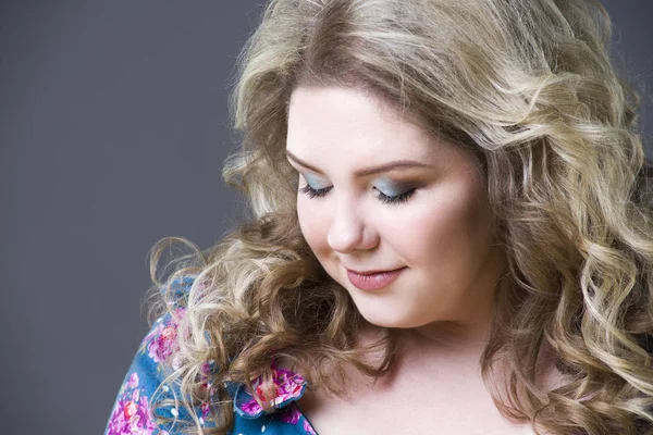 Junge schöne glückliche Blondine plus Size-Modell in dres, XL-Frauenporträt auf grauem Studiohintergrund — Stockfoto