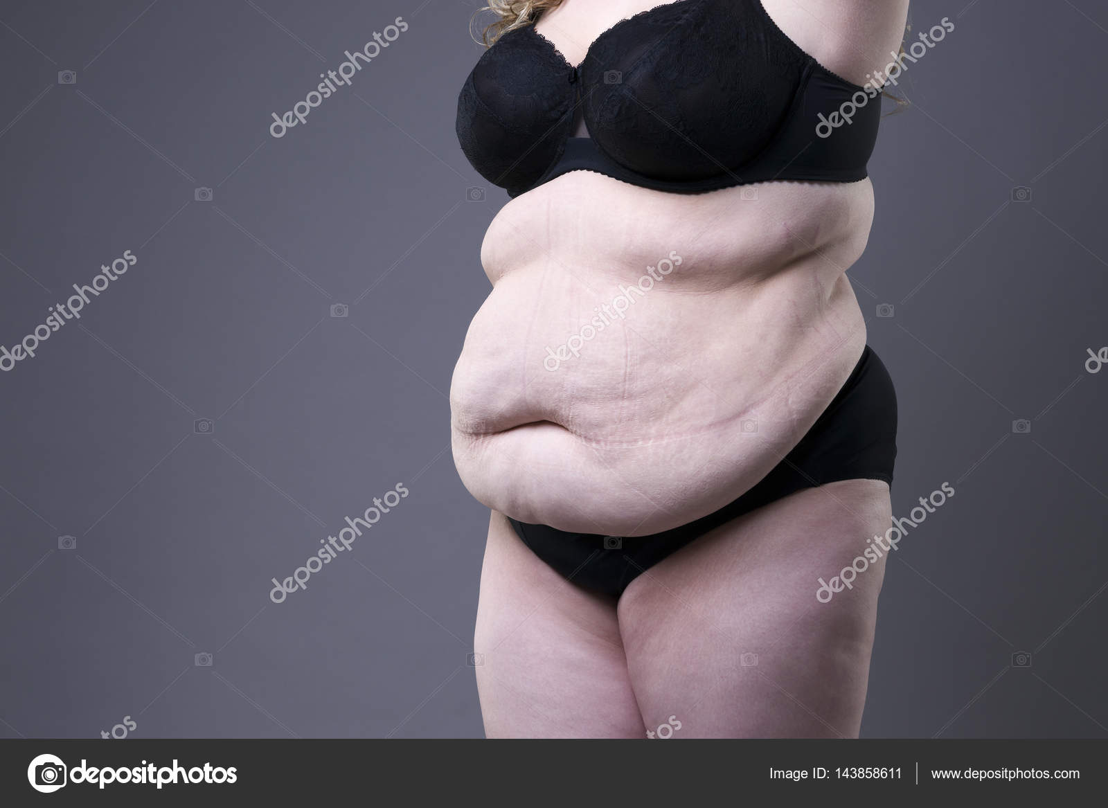 Живот толстухи. Толстое тело девушки.