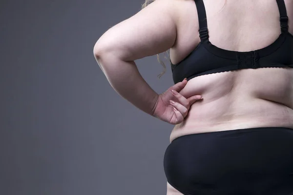 Modelo de talla grande en lencería negra, cuerpo femenino con sobrepeso, mujer gorda con celulitis en las nalgas sobre fondo gris —  Fotos de Stock