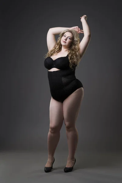 Junge schöne Blondine plus Size-Modell in Shapewear, XL-Frau in schlanker Unterwäsche auf grauem Studiohintergrund — Stockfoto