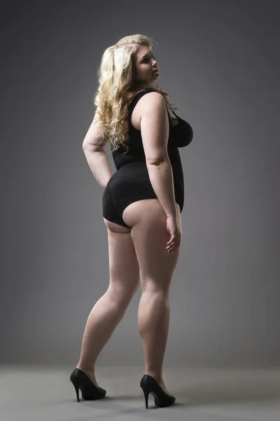 Jovem linda loira plus size modelo em shapewear, mulher xxl em roupa interior emagrecimento em fundo estúdio cinza — Fotografia de Stock