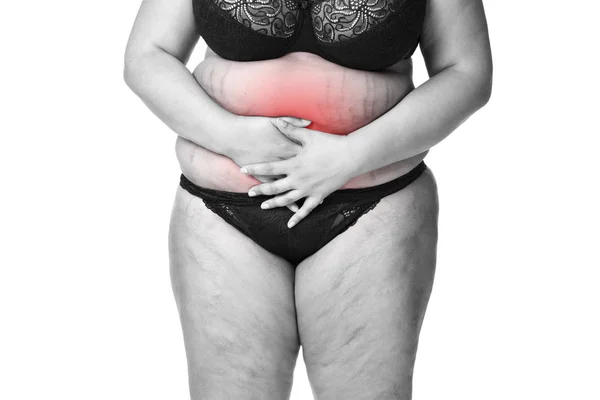 Adet ağrısı, endometriozis veya sistit, mide ağrısı, beyaz arka plan üzerinde izole kilolu kadın bedeni ile şişman kadın — Stok fotoğraf