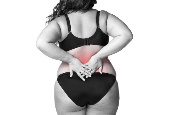 Rugpijn, dikke vrouw met rugpijn, overgewicht vrouwelijk lichaam geïsoleerd op witte achtergrond — Stockfoto