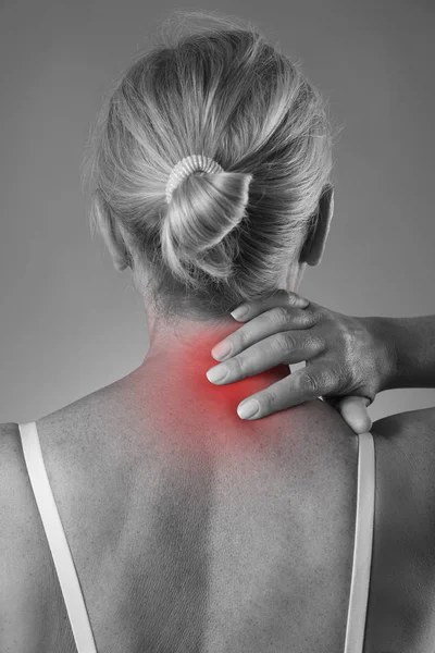 Dor no pescoço, massagem do corpo feminino, dor no corpo da mulher — Fotografia de Stock