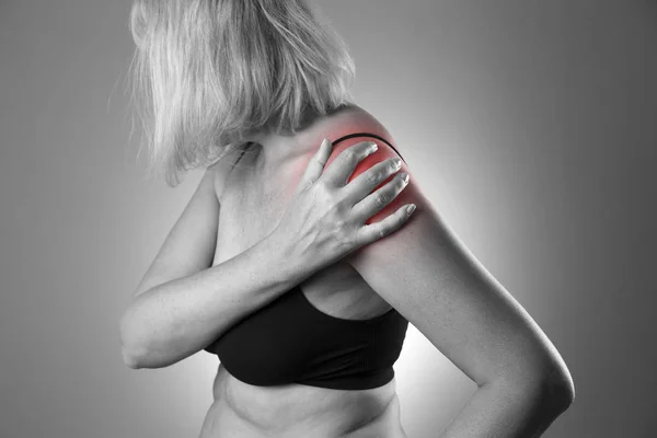 Dor no ombro, cuidado com as mãos femininas, dor no corpo da mulher — Fotografia de Stock