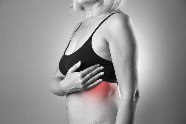 Тест молочной железы, женщина осматривает грудь на рак, сердечный приступ — стоковое фото