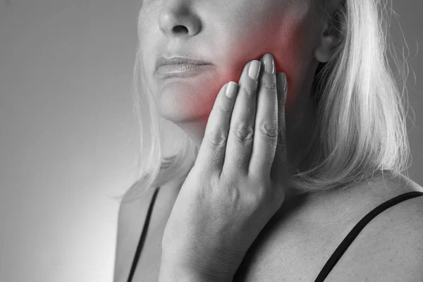 Äldre kvinna med tandvärk, tänder smärta närbild — Stockfoto