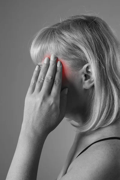 Äldre blond kvinna med huvudvärk, migrän och depression — Stockfoto