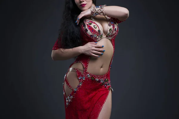 Egzotyczne kobiety wschodniej wykonuje taniec brzucha w etniczne czerwona sukienka — Zdjęcie stockowe