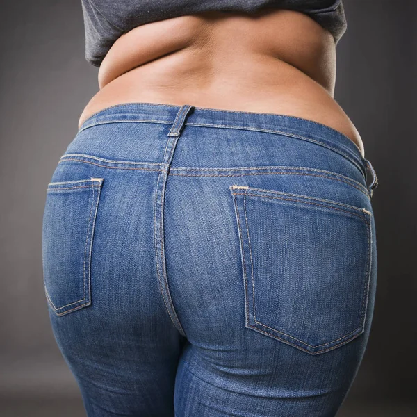 Mujer con nalgas gordas en jeans azules, primer plano femenino con sobrepeso —  Fotos de Stock