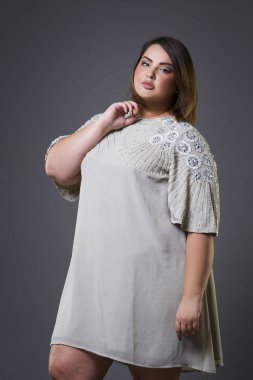 Artı boyutu moda model içinde rahat kıyafetler, gri arka plan üzerinde şişman kadın kilolu kadın bedeni