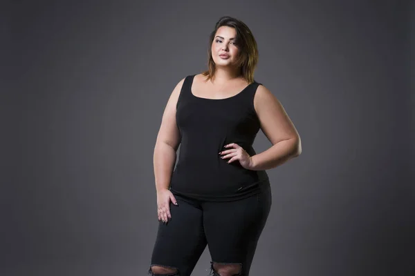 Além de modelo de moda tamanho em roupas casuais, mulher gorda em fundo cinza, corpo feminino com sobrepeso — Fotografia de Stock