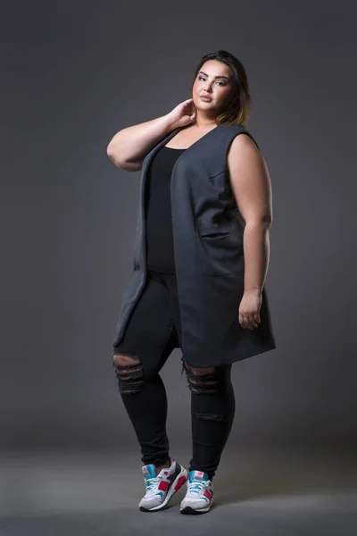 Plus-Size-Modell in lässiger Kleidung, dicke Frau auf grauem Hintergrund, übergewichtiger weiblicher Körper — Stockfoto