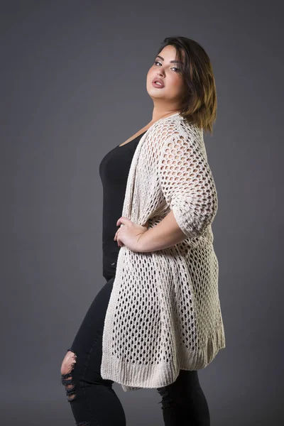 Plus model de moda dimensiune în haine casual, femeie grasă pe fundal gri, corp feminin supraponderal — Fotografie, imagine de stoc