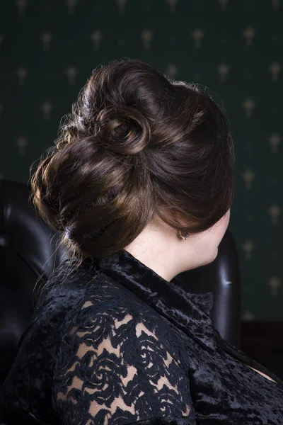 Beauty hairstyle, brunette woman with hair styling — Stock Photo, Image